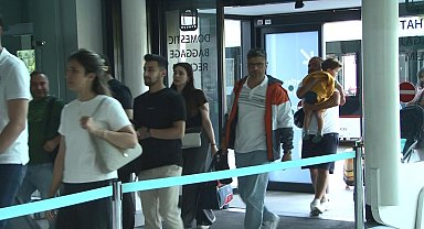 İstanbul - Tatil dönüşleri başladı; havalimanlarında uçuş ve yolcu yoğunluğu yaşanıyor