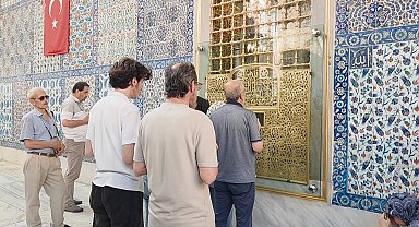 İstanbul - YKS'ye girecek adaylar Eyüp Sultan Camii'nde lokum dağıtıp, dua etti