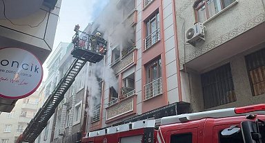 İstanbul - Zeytinburnu'nda 1'inci kattaki yangında bir çocuk komşuların açtığı çarşafa atlayarak yaralandı
