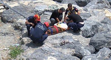 İstanbul - Zeytinburnu'nda kayalıklara düşüp yaralanan kadını itfaiye kurtardı
