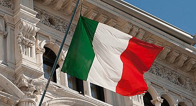 İtalya'da liselerde öğrencilerin cep telefonu kullanması yasaklandı