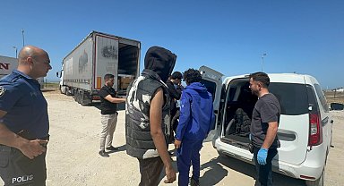 İtalya'ya geldiklerini zanneden 3 kaçak, TIR'dan atlayıp kaçmaya çalıştı