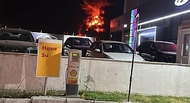 İzmir'de akaryakıt istasyonunun yanındaki pimapen deposunda yangın