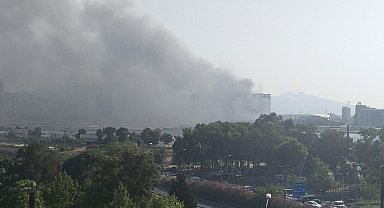 İzmir'de atıl haldeki fabrikanın bahçesi ile yakınındaki TIR garajında yangın