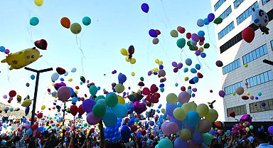 İzmir'de balonlar kanser tedavisi gören çocuklar için uçturuldu