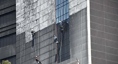 İzmir'deki plastik fabrikasının deposunda çıkan yangının hasarı gün aydınlanınca ortaya çıktı