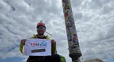 İzmirli dağcı, LÖSEV flamasını Almanya'nın zirvesine taşıdı