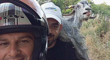 Kaçan keçiyi motosikletle yakalayıp omuzlarında pazara getirdiler