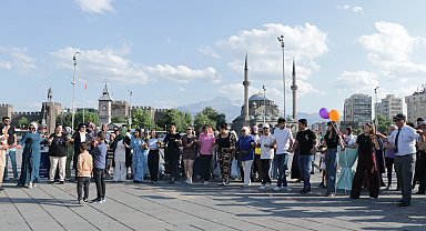 Kampanyası tamamlanan SMA'lı Muhammed için valilik önünde kutlama