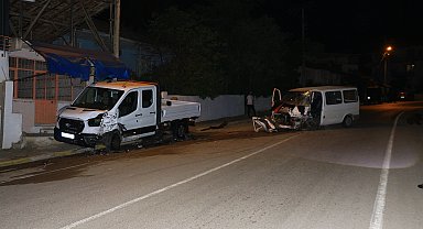 Kamyonete çarpan minibüsün şoförünü itfaiyeye kurtardı