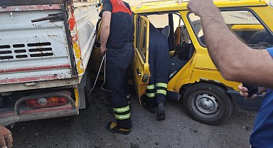 Kamyonetin altına giren otomobilde sıkışan sürücüyü itfaiye çıkardı