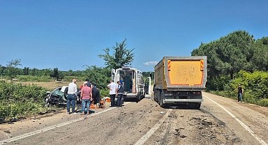 Kamyonla çarpışan otomobilde sıkışan sürücü ağır yaralandı