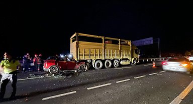 Kamyonun altına giren otomobilin sürücüsü öldü