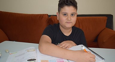 Kanser hastası Muhammed, evde aldığı eğitimlerle bursluluk sınavını yüksek puanla kazandı