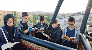 Kapadokya'da öğrenciler, sıcak hava balonunda kitap okudu