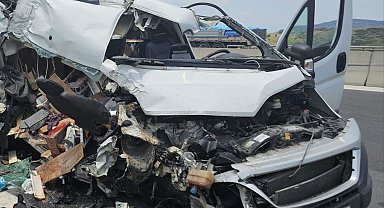 Karavan, otoyolda kamyona çarptı; 1 ölü, 1 yaralı