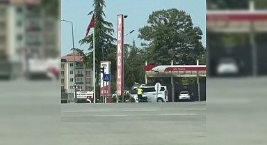 Kargaların saldırısına uğrayan trafik polisi zor anlar yaşadı