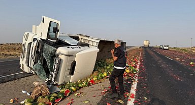 Karpuz yüklü TIR devrildi; şoför ağır yaralı