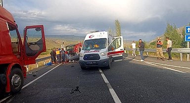 Kars'ta TIR ile otomobil çarpıştı; 1 ölü, 2 yaralı