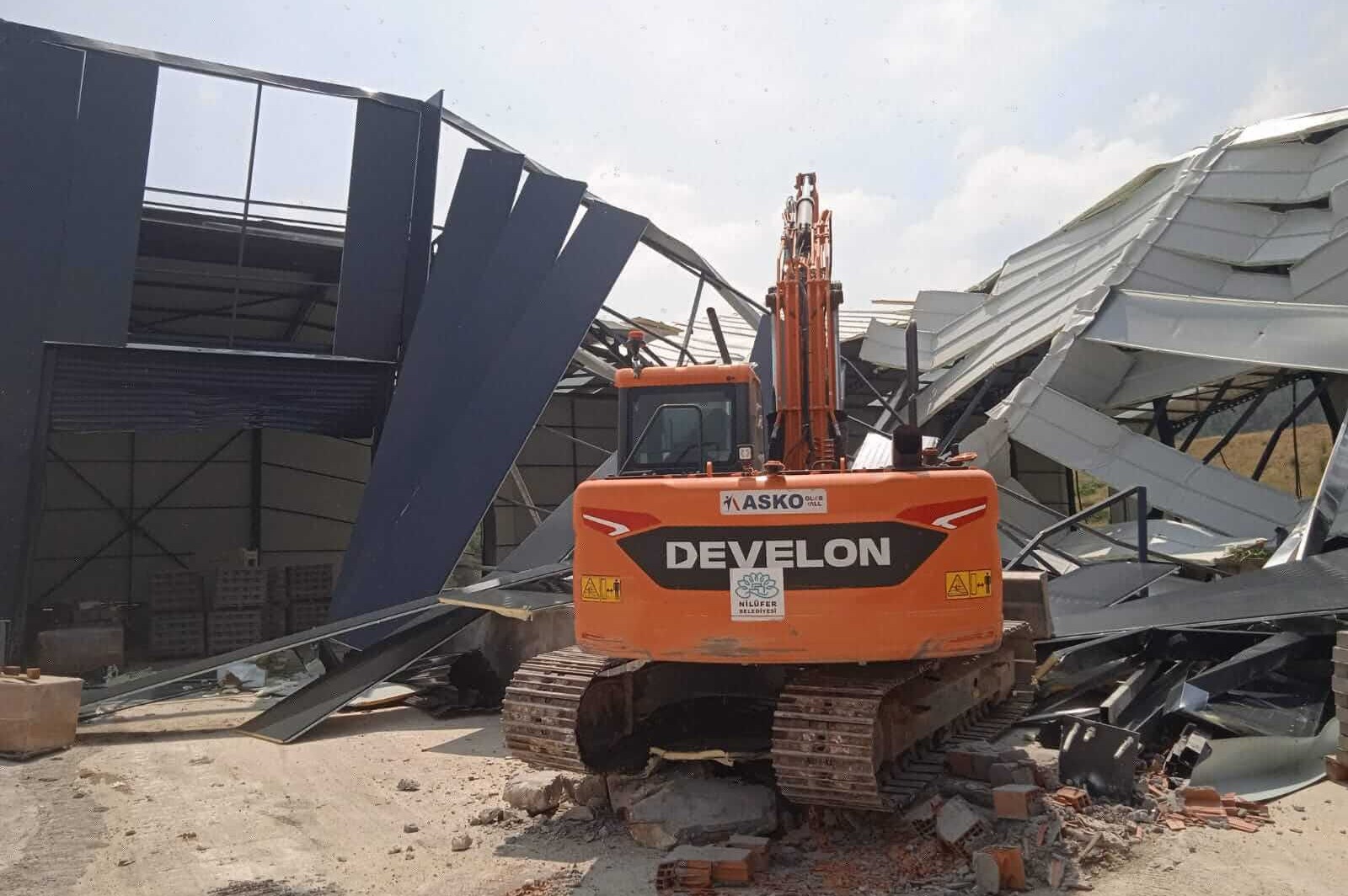 Kayapa’da kaçak fabrika yıkıldı