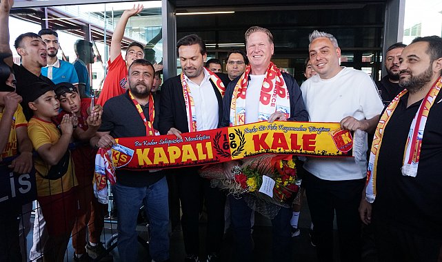 Kayserispor'un yeni teknik direktörü Markus Gisdol çiçeklerle karşılandı