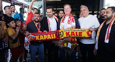 Kayserispor'un yeni teknik direktörü Markus Gisdol çiçeklerle karşılandı