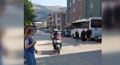 Kimliğini evde unutan öğrenciyi motosikletli trafik polisi sınava yetiştirdi