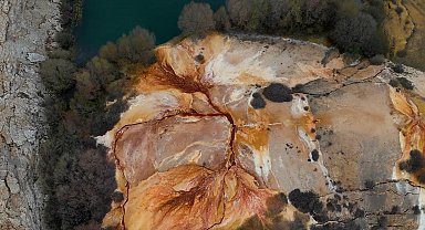 Kızıl travertenlerden oluşan Otlukbeli Gölü, doğaseverleri bekliyor