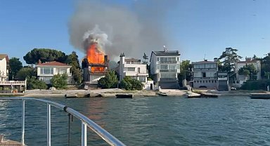 Kocaeli'de 2 katlı yalı alev alev yandı