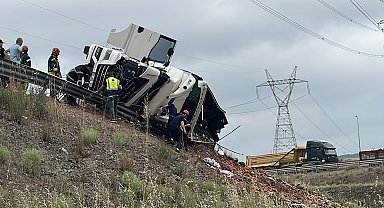 Kocaeli'de karpuz yüklü TIR devrildi; 1 ölü, 3 yaralı