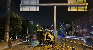 Kocaeli'de, tabela direğine çarpan kamyonun şoförü yaralandı