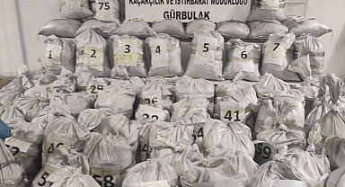 Kömüre emdirilmiş, 1 ton 870 kilogram metamfetamin ele geçirildi