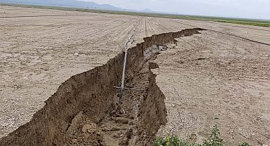 Konya'da yağış sonrası tarlada yüzey yarığı oluştu