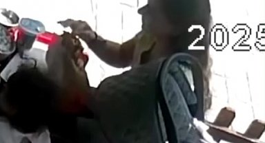 Kopardığı saçını tostunun içine koydu, o anlar kamerada