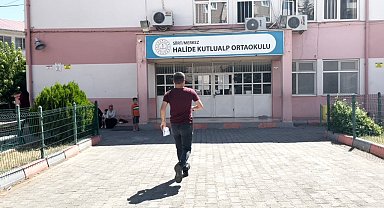 Koşarak geldikleri YKS'ye son anda yetiştiler