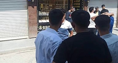 Kuyumcu dükkanında soyguna kalkışan maskeli 3 şüpheli, kaçarken silahlarını düşürdü