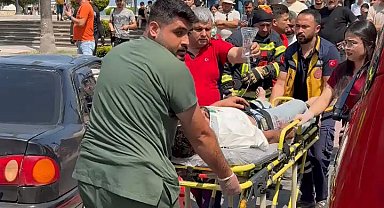 Lastiği patlayan otomobilin motosiklete çarpması kamerada; 3 yaralı