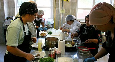 Lise öğrencileri, aileleriyle yemek yaptı
