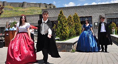 Liseliler, yıl boyu okudukları romanların karakterlerini canlandırdı