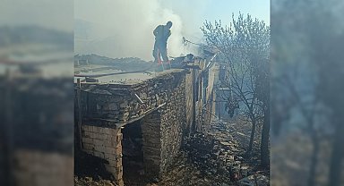 Malatya'da ot yangınında alevler ağır hasarlı evlere sıçradı