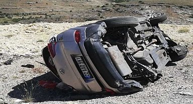 Malatya'da otomobil bariyerlere çarptı: 1 ölü, 2 yaralı