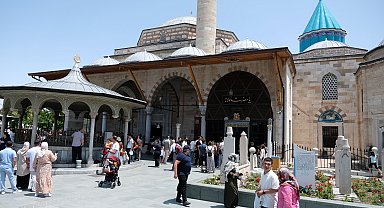 Mevlana Müzesi'nde bayramda ziyaretçi yoğunluğu