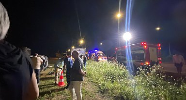 Minibüs tarlaya savrulup, devrildi: 1 ölü, 1 yarılı