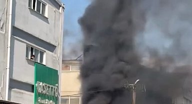 Mobilya imalathanesinin bahçesindeki atıklar alev alev yandı