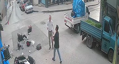 Motosiklet ile minibüsün çarpıştığı kaza kamerada; 2 yaralı