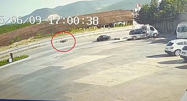 Motosikletiyle refüje çarpıp öldü; sürüklendiği anlar kamerada