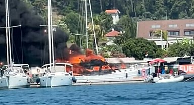 Muğla- Fethiye'de marinada demirli motoryatta yangın Video eklendi