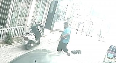 Muğla'da baba ile oğlunu öldüren şüphelinin elinde bıçakla kaçtığı anlar kamerada Video eklendi