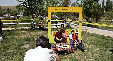 Muradiye Şelalesi önünde 'Dünya Kahvaltı Günü' etkinliği