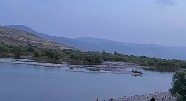 Murat Nehri'ne girip kayboldu